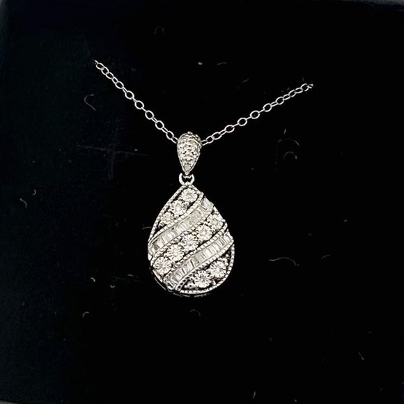 Beautiful Multi Diamond Pendant with 1 Ct of  Round and  Baguette Diamonds  .925 - Picture 7 of 8